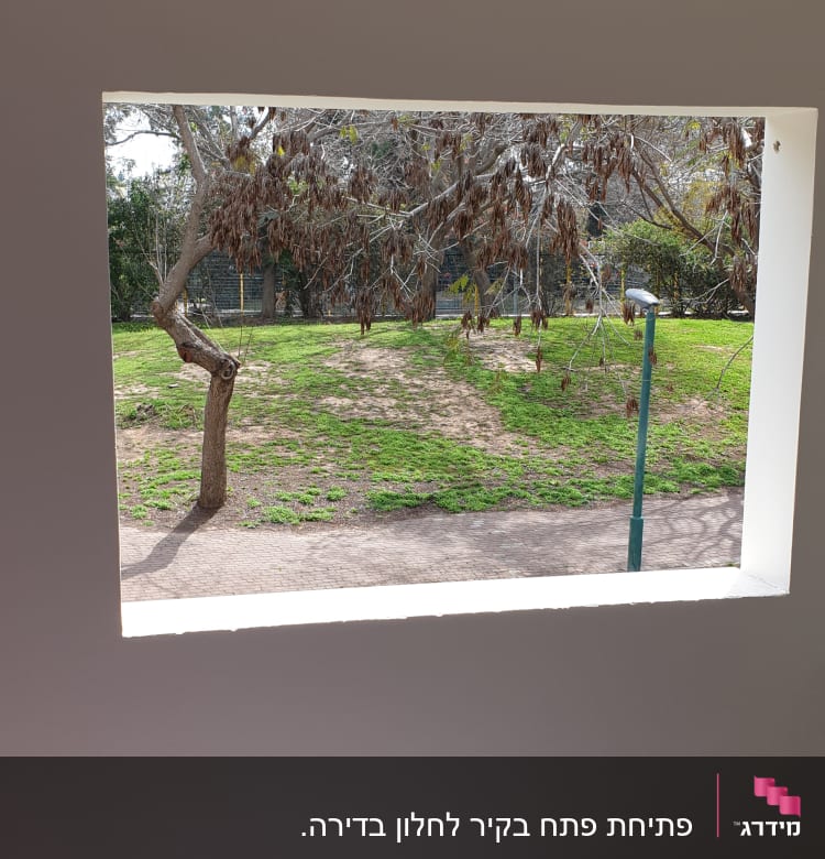 דלי צבע לבן על רצפה ליד קיר צבוע